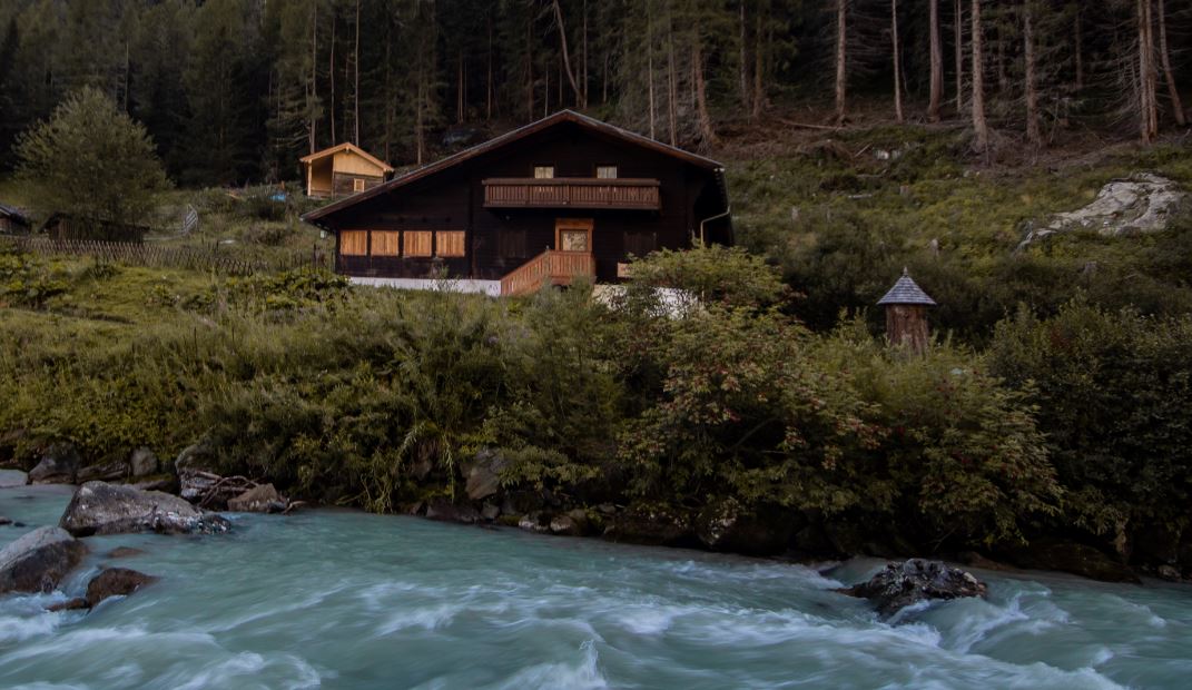 Image of a cabin on a river